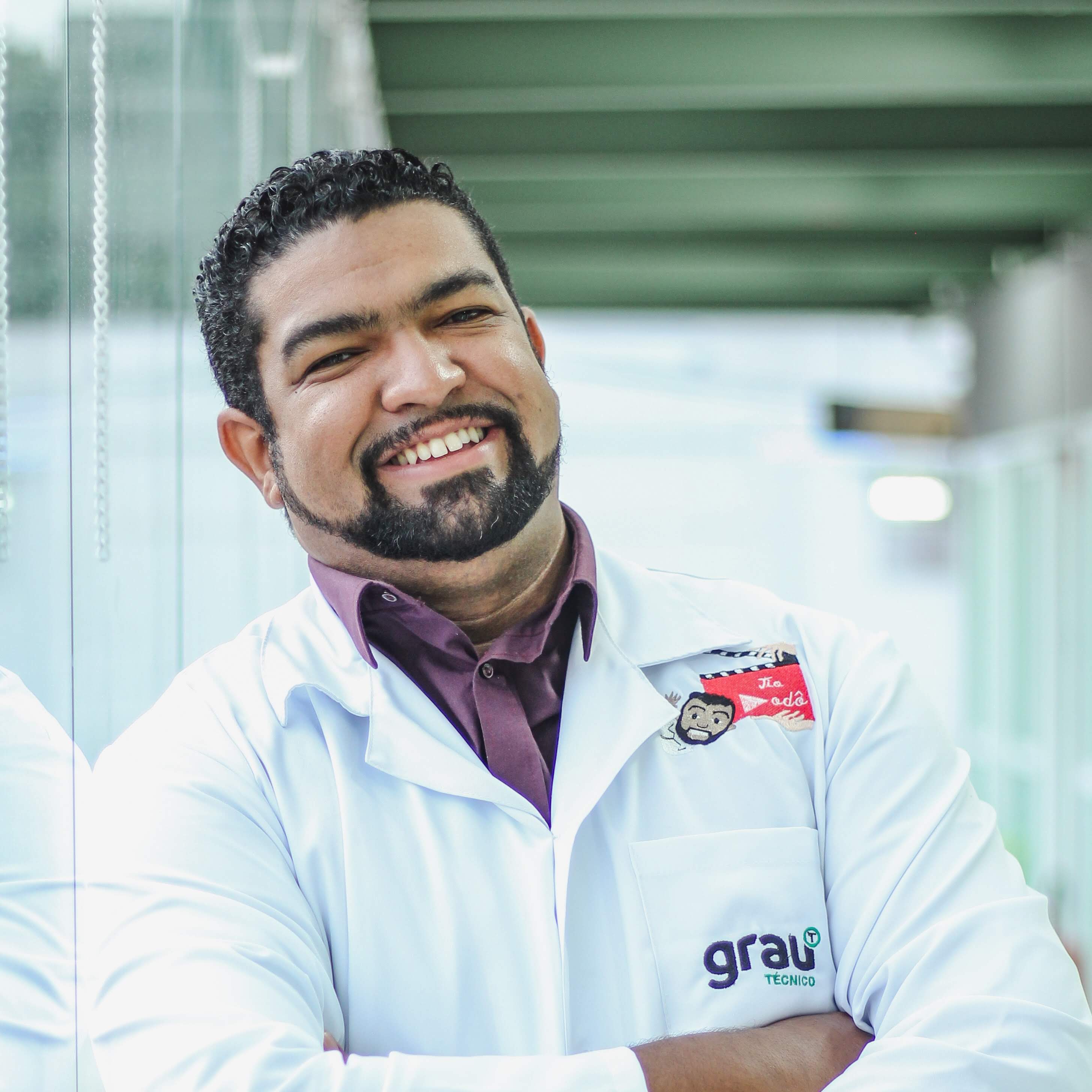 Professor Douglas com jaleco — Grau Técnico